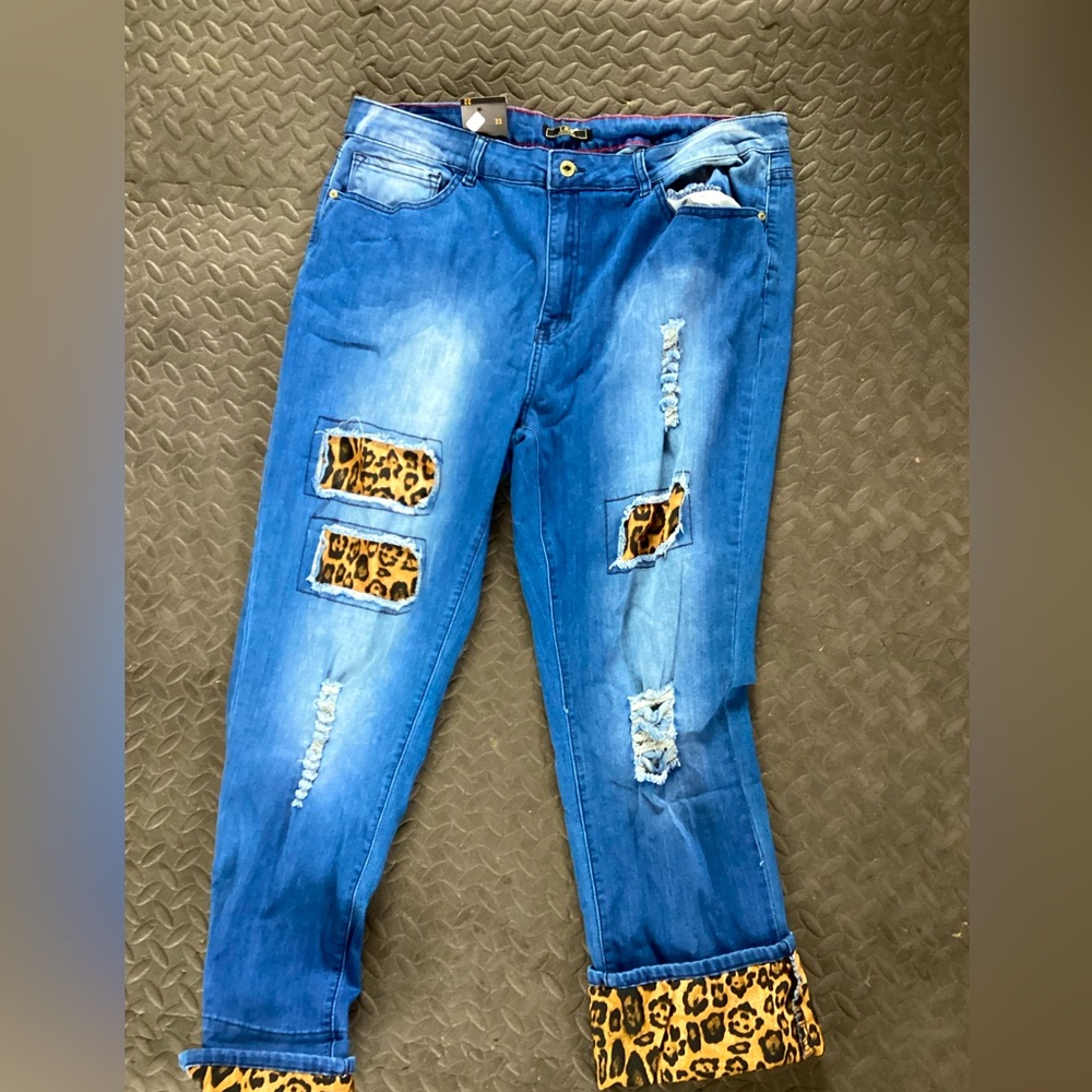 New boutique l&b capri leopard print jeans size 22